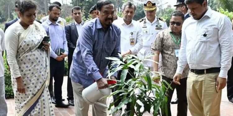 সংসদ প্রাঙ্গণে বৃক্ষরোপণ করলেন স্পিকার ও ডেপুটি স্পিকার