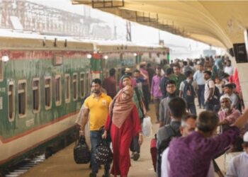 ঈদের দ্বিতীয় দিনেও ট্রেনে উপচে পড়া ভিড়