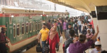 ঈদের দ্বিতীয় দিনেও ট্রেনে উপচে পড়া ভিড়