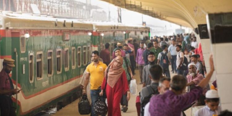 ঈদের দ্বিতীয় দিনেও ট্রেনে উপচে পড়া ভিড়