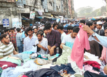 ফুটপাতে ঈদের কেনাকাটায় উপচে পড়া ভিড়