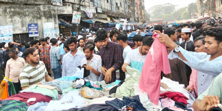 ফুটপাতে ঈদের কেনাকাটায় উপচে পড়া ভিড়