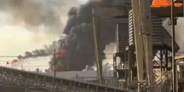 যুক্তরাষ্ট্রে তেল শোধনাগারে ভয়াবহ বিস্ফোরণ