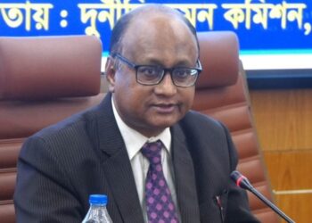 দুদক চেয়ারম্যান ও দুই কমিশনারের পদত্যাগ