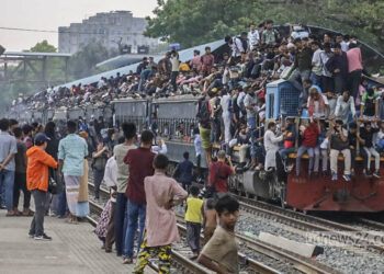 ভালোবাসার টানে বাড়ি যাচ্ছে মানুষ
