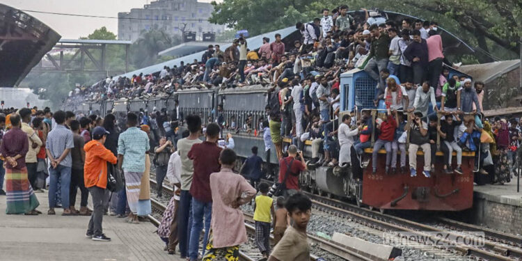 ভালোবাসার টানে বাড়ি যাচ্ছে মানুষ