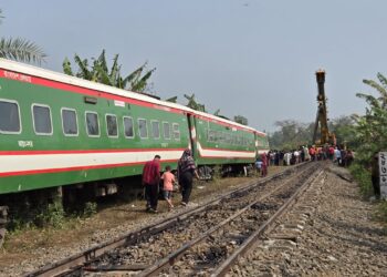 ২১ ঘণ্টা পর উদ্ধার কাজ সম্পন্ন, ট্রেন চলাচল শুরু