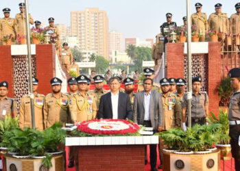 শহীদ পুলিশ সদস্যদের প্রতি স্বরাষ্ট্রমন্ত্রীর শ্রদ্ধা