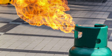 উত্তরায় গ্যাসের লিকেজ থেকে বিস্ফোরণে দগ্ধ ১০