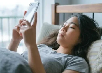 ঘুম ভাঙতেই হাতে মোবাইল, এই অভ্যাসে যে ক্ষতি