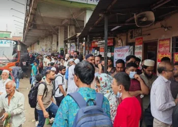 মহাখালী বাস টার্মিনালে যাত্রী বেশি, বাস কম