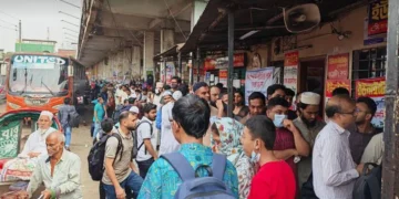 মহাখালী বাস টার্মিনালে যাত্রী বেশি, বাস কম