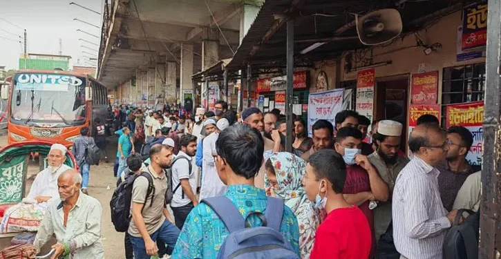 মহাখালী বাস টার্মিনালে যাত্রী বেশি, বাস কম