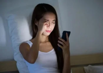 স্মার্টফোন ব্যবহারের সময় চোখের ক্ষতি এড়াতে ৫ পরামর্শ