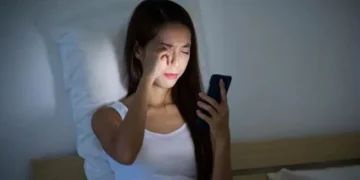 স্মার্টফোন ব্যবহারের সময় চোখের ক্ষতি এড়াতে ৫ পরামর্শ