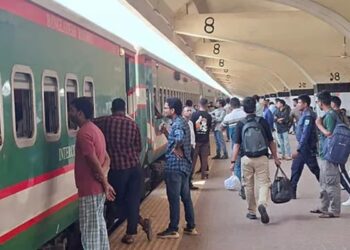 নির্ধারিত সময়েই ছাড়ছে ট্রেন, স্টেশনে নেই অতিরিক্ত চাপ