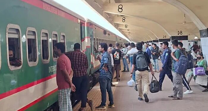 নির্ধারিত সময়েই ছাড়ছে ট্রেন, স্টেশনে নেই অতিরিক্ত চাপ