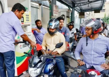 বাড়তি জ্বালানি নিতে দীর্ঘ লাইন, ভোগান্তি