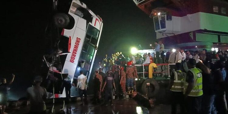 দৌলতদিয়ায় বাসডুবির ঘটনায় মৃত্যুর সংখ্যা বেড়ে ২৩