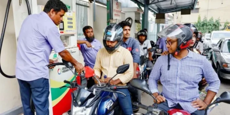 বাড়তি জ্বালানি নিতে দীর্ঘ লাইন, ভোগান্তি