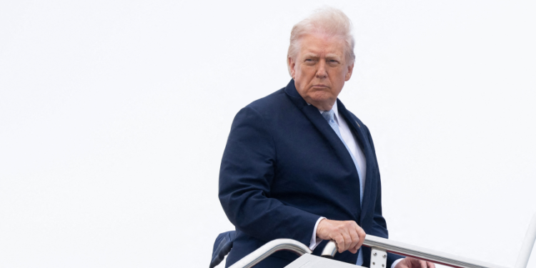 হরমুজ প্রণালি খুলতে ৪৮ ঘণ্টা সময় দিলেন ট্রাম্প