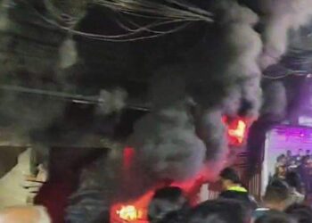 মিরপুরে শাড়ির গোডাউনে আগুন