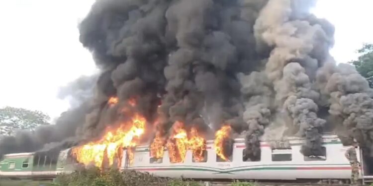 চট্টগ্রামে ঢাকাগামী চট্টলা এক্সপ্রেসে আগুন