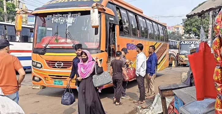 স্বস্তিতে ফিরছেন যাত্রীরা, নেই ভোগান্তি