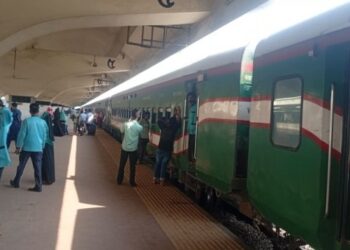 কমলাপুরে কমেছে ভিড়, স্বস্তিতে যাত্রীরা