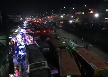 মুষলধারে বৃষ্টিতে উত্তরাঞ্চলের সড়কে যানজট