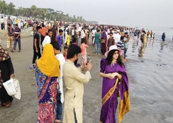 বৈরী আবহাওয়া উপেক্ষা করে কুয়াকাটায় পর্যটকের ঢল