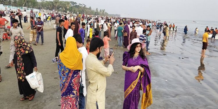 বৈরী আবহাওয়া উপেক্ষা করে কুয়াকাটায় পর্যটকের ঢল