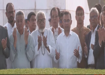 বাবা-মায়ের সমাধিতে প্রধানমন্ত্রীর শ্রদ্ধা