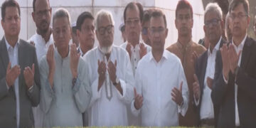 বাবা-মায়ের সমাধিতে প্রধানমন্ত্রীর শ্রদ্ধা
