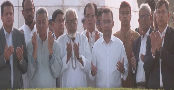 বাবা-মায়ের সমাধিতে প্রধানমন্ত্রীর শ্রদ্ধা