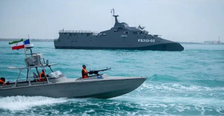 হরমুজে আসলেই জাহাজ পুড়িয়ে দেওয়ার ঘোষণা ইরানের