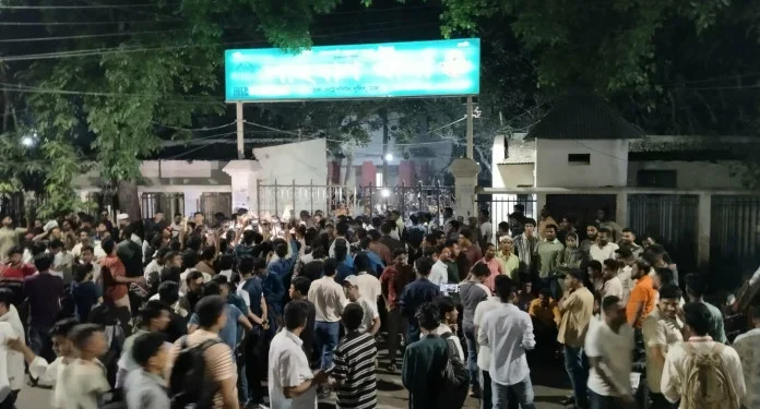 শাহবাগ থানায় ছাত্রদল-শিবির উত্তেজনা আহত ১২