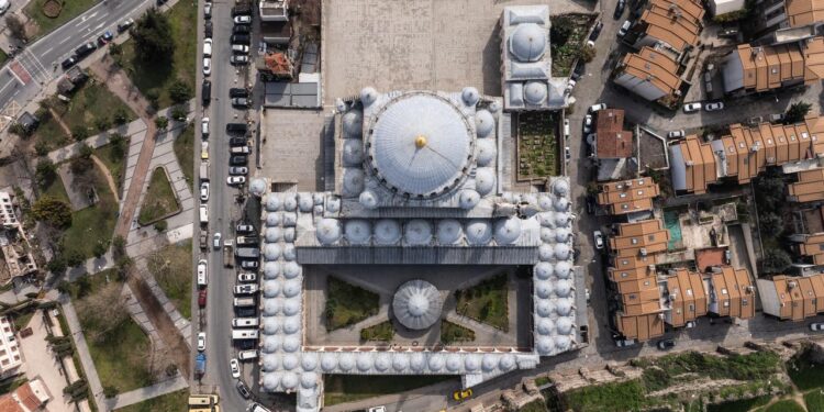 সাত পাহাড়ের মুকুট বলা হয় যে মসজিদকে