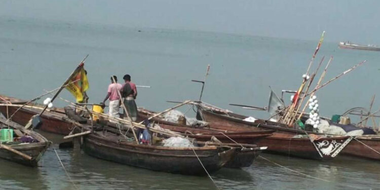 ইলিশ ধরতে মধ্যরাত থেকে নদীতে নামছেন জেলেরা