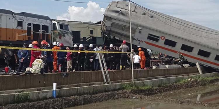ইন্দোনেশিয়ায় দুই ট্রেনের সংঘর্ষে নিহত ৫