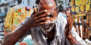 আগুন ঝরা রোদে হাঁসফাঁস সারাদেশ