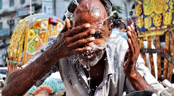 আগুন ঝরা রোদে হাঁসফাঁস সারাদেশ