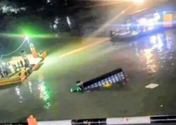 দৌলতদিয়া ফেরিতে উঠতে গিয়ে নদীতে তলিয়ে গেল ট্রাক