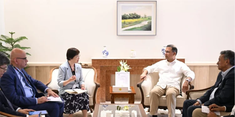 প্রধানমন্ত্রীর সঙ্গে এআইআইবি প্রতিনিধি দলের সাক্ষাৎ