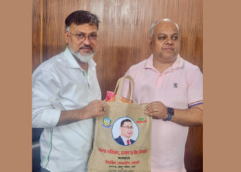 ঢাকা উত্তর সিটি কর্পোরেশনের প্রশাসককে ঈদ শুভেচ্ছা ও উপহার দিলেন ঢাকা জেলা পরিষদের প্রশাসক