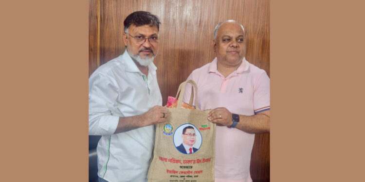 ঢাকা উত্তর সিটি কর্পোরেশনের প্রশাসককে ঈদ শুভেচ্ছা ও উপহার দিলেন ঢাকা জেলা পরিষদের প্রশাসক