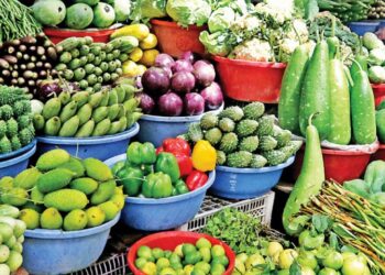 ঢাকায় সবজির বাজার চড়া, কমেছে মুরগির দাম