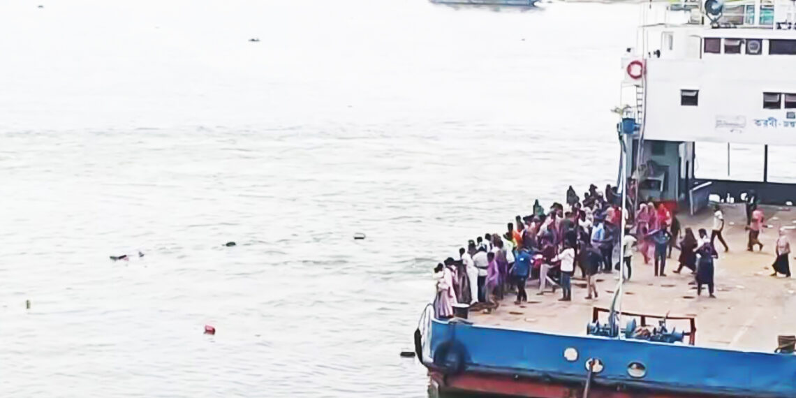 দৌলতদিয়া ফেরিঘাটে আবারও যাত্রীবাহী বাস পড়ল পদ্মা নদীতে