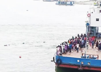 দৌলতদিয়া ফেরিঘাটে আবারও যাত্রীবাহী বাস পড়ল পদ্মা নদীতে