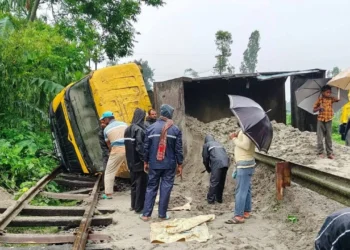 কুড়িগ্রামের সঙ্গে ট্রেন যোগাযোগ বন্ধ, দুর্ভোগে শত শত যাত্রী